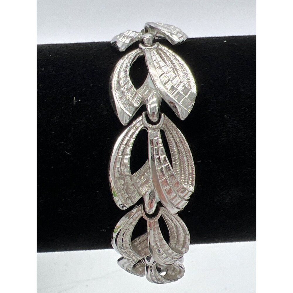 Monet Silver-Tone Textured Leaf Link Bracelet 7.5 Inches Elegant Design Vintage